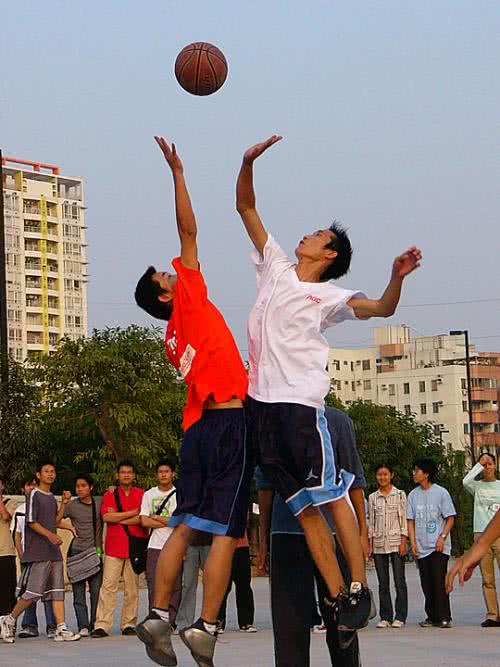 篮球抱球犯规_打篮球有抱球这个规则吗_篮球规则抱球