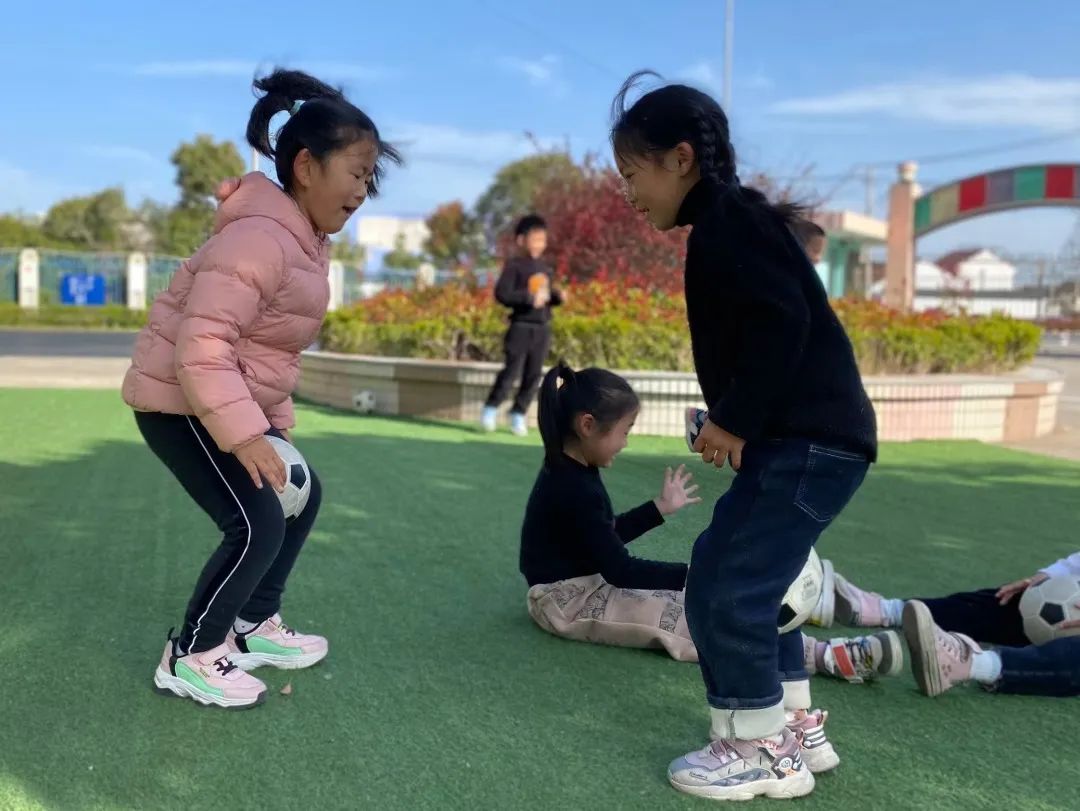 幼儿园玩转足球游戏规则_足球游戏玩法幼儿园_足球玩法幼儿