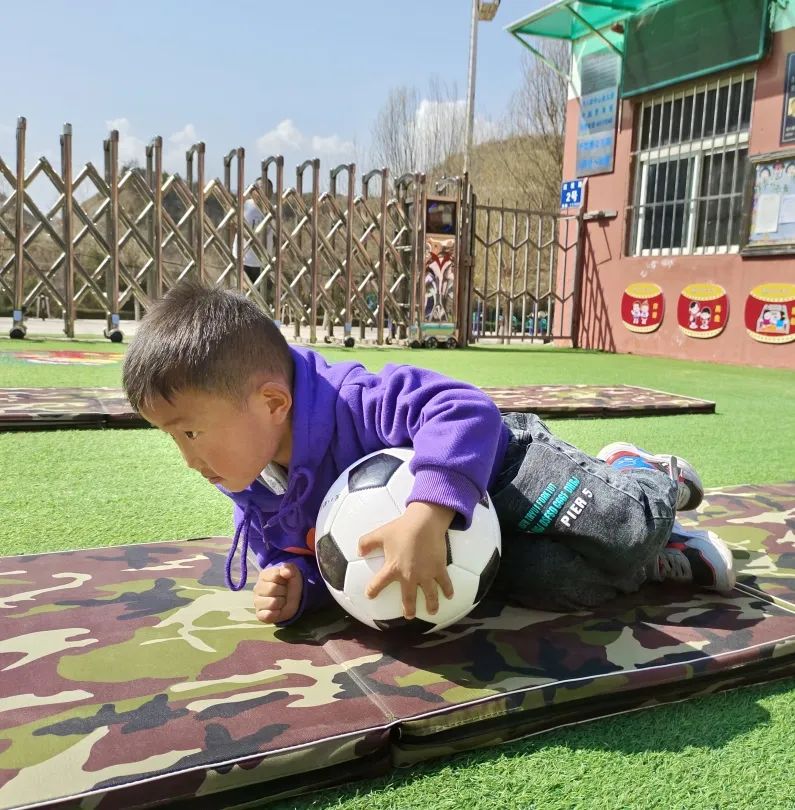 足球幼儿园小游戏_足球玩法幼儿园_幼儿园玩转足球游戏规则