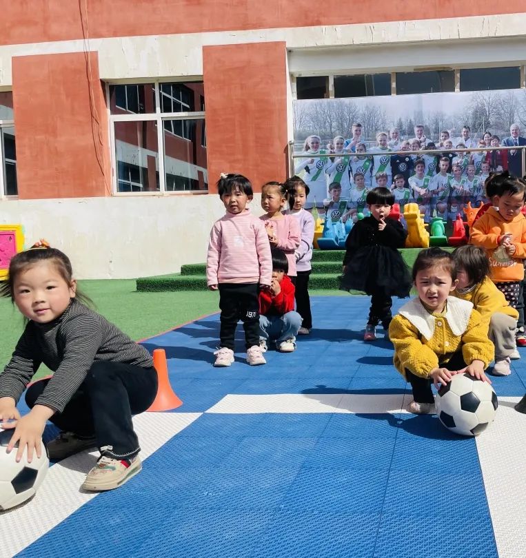 幼儿园玩转足球游戏规则_足球幼儿园小游戏_足球玩法幼儿园