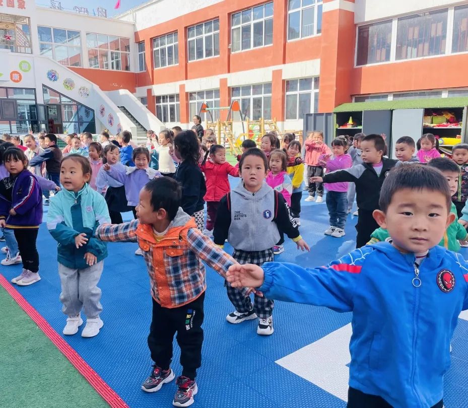 足球玩法幼儿园_幼儿园玩转足球游戏规则_足球幼儿园小游戏